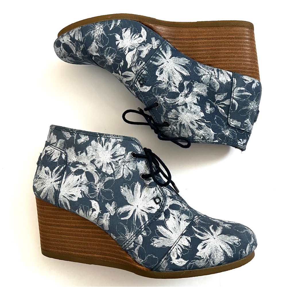 TOMS Wedge Heels Booties Blue and White Floral Shoes 10 - Picture 2 of 9
